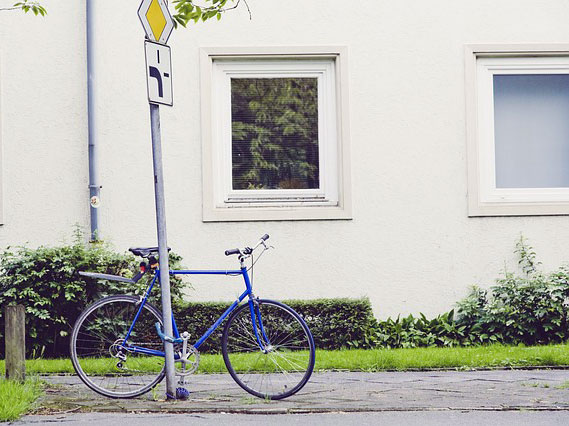 Fahrrad am Laternenpfahl | Foto: markusspiske, pixabay.com, CC0 Creative Commons